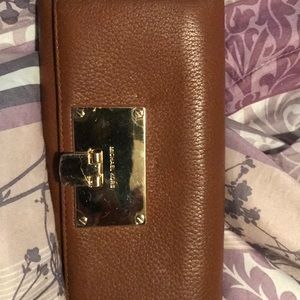 Micheal kors purse.. only used once